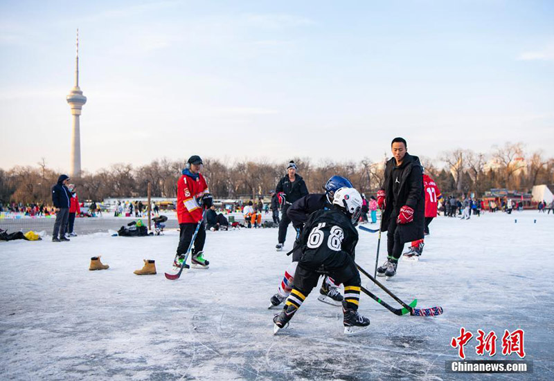 Les gens profitent des plaisirs des sports d'hiver à Beijing