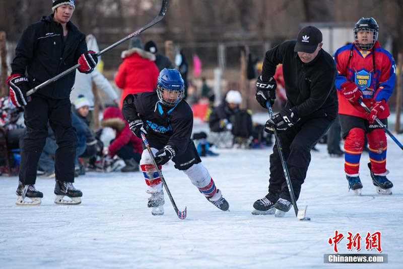 Les gens profitent des plaisirs des sports d'hiver à Beijing