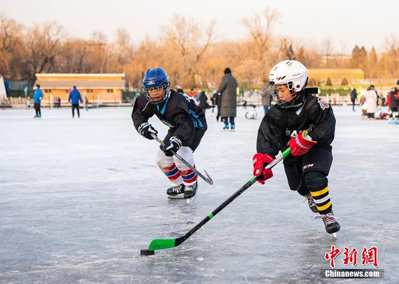 Les gens profitent des plaisirs des sports d'hiver à Beijing
