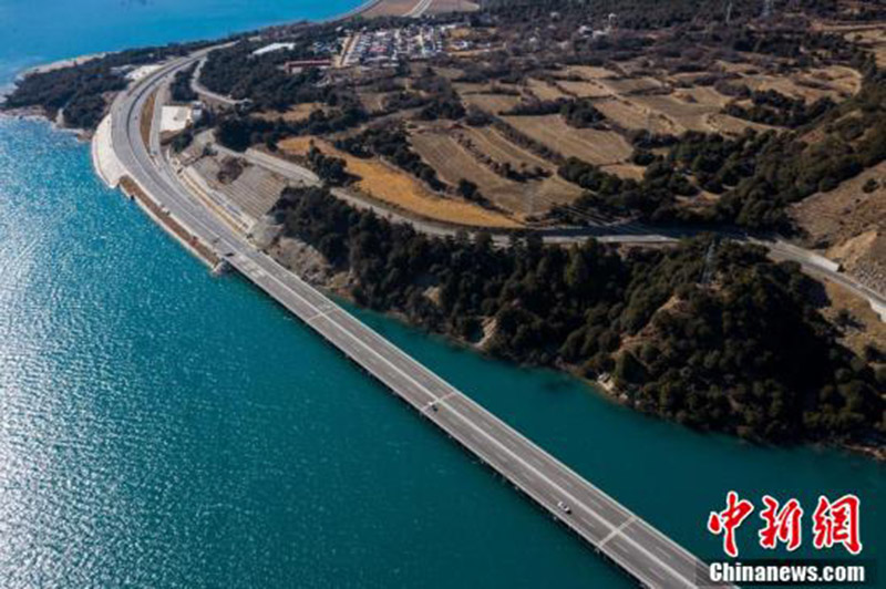 La ? plus belle route sur l'eau ? du Tibet vue du ciel