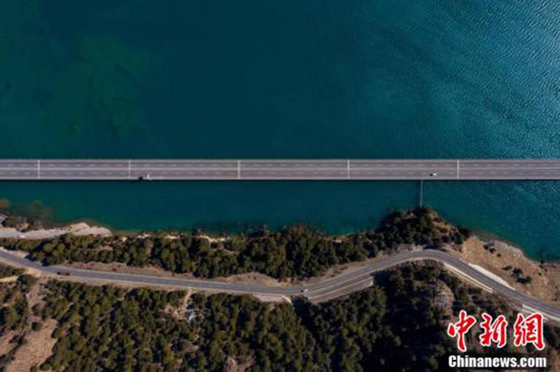 La ? plus belle route sur l'eau ? du Tibet vue du ciel