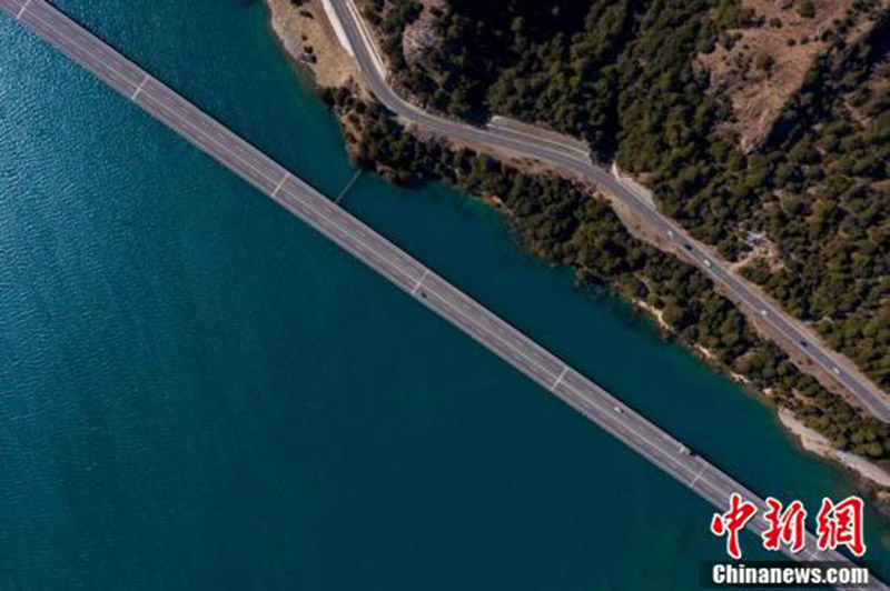 La ? plus belle route sur l'eau ? du Tibet vue du ciel