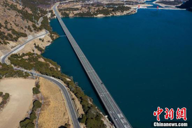 La ? plus belle route sur l'eau ? du Tibet vue du ciel