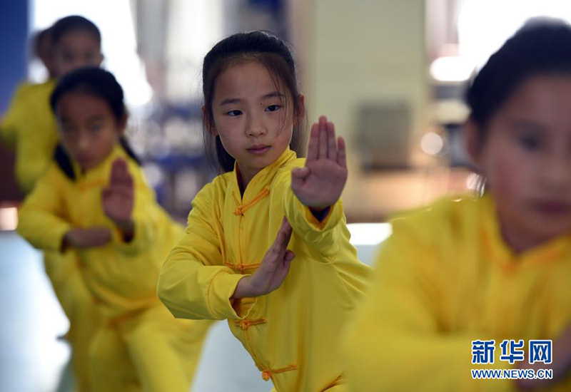 Des enfants pratiquent les arts martiaux à Hefei