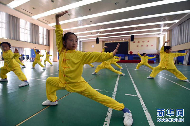 Des enfants pratiquent les arts martiaux à Hefei