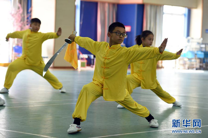Des enfants pratiquent les arts martiaux à Hefei