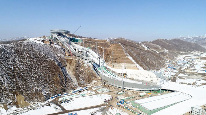 Le 27 novembre 2020, la photo montre le Centre national de saut à ski pour les Jeux Olympiques d'hiver 2022 à Chongli dans la zone de compétition de Zhangjiakou. (Chen Xiaodong/ Pic.people.com.cn)