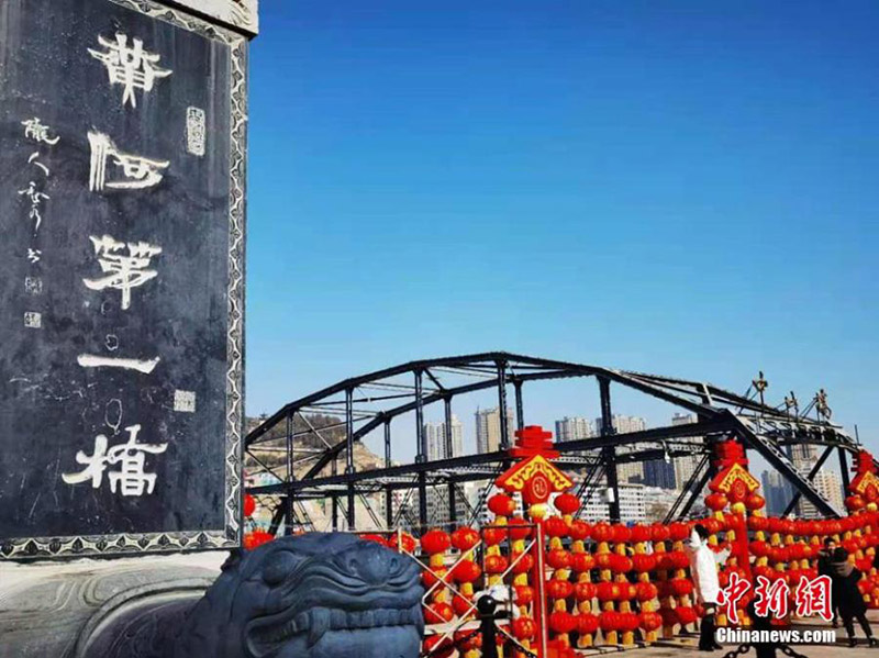 Le premier pont sur le fleuve Jaune décoré de lanternes rouges pour la Fête du Printemps