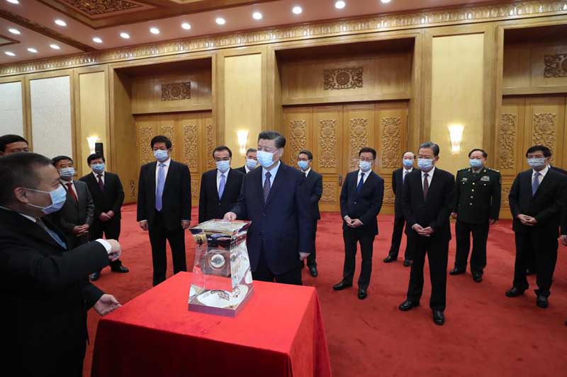 Xi Jinping rencontre les représentants de la mission Chang'e-5