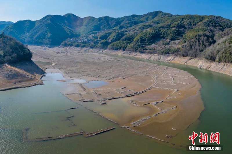 La sécheresse révèle l'emplacement d'un ancien village dans le réservoir de Jiaokou à Ningbo