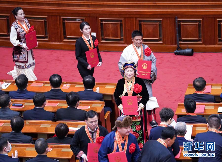 Xi Jinping remet des médailles à des modèles en matière de lutte contre la pauvreté