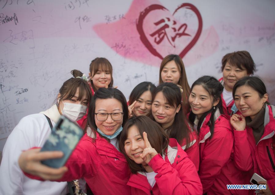 Wuhan invite les travailleurs médicaux du pays à profiter de la saison des cerisiers en fleurs