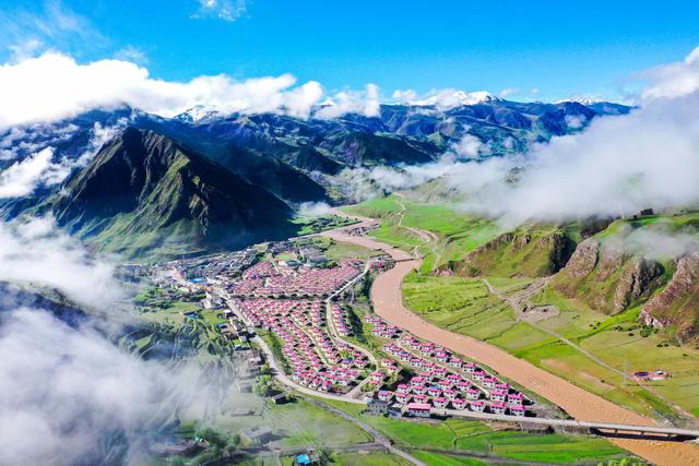Le confort d'un temple tibétain amélioré pour les moines vivant dans une nouvelle ère