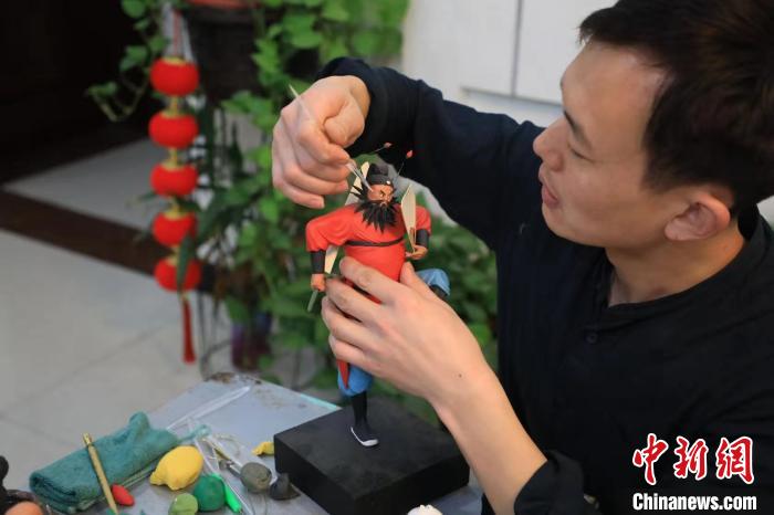 Un jeune homme post-80 perpétue le patrimoine culturel immatériel de ? l'art des figurines de pate ?