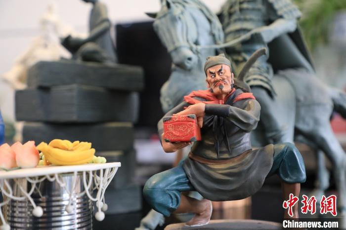 Un jeune homme post-80 perpétue le patrimoine culturel immatériel de ? l'art des figurines de pate ?