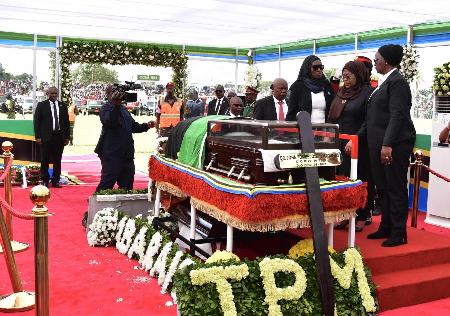 Des dirigeants africains rendent un dernier hommage à l'ancien président tanzanien John Magufuli