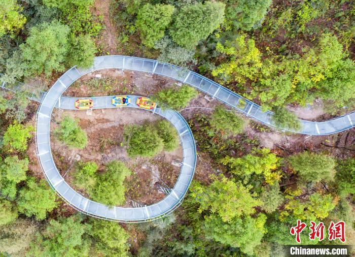 Un toboggan aquatique en verre de rêve stimule le tourisme dans le centre de la Chine