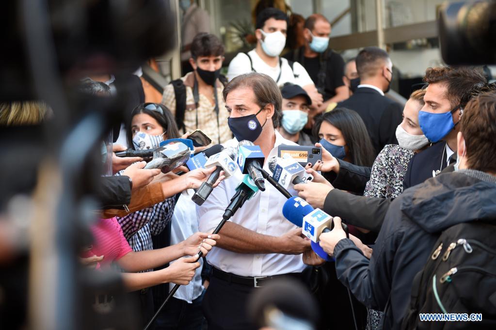 Le président uruguayen re?oit la première dose du vaccin de Sinovac