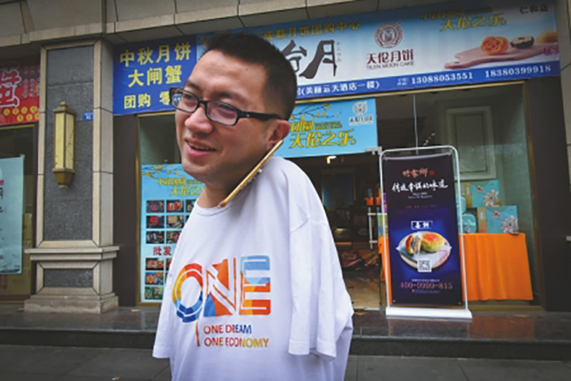 Un homme manchot réussit les examens d'entrée de troisième cycle, écrivant en avec ses pieds