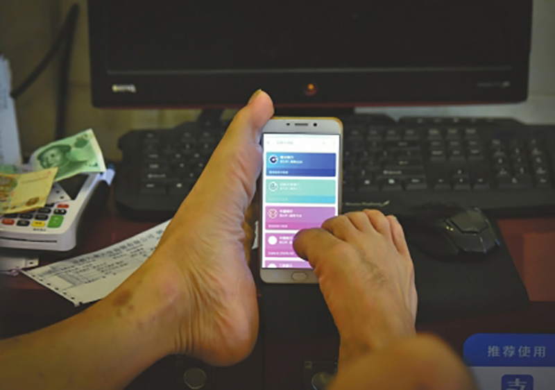 Un homme manchot réussit les examens d'entrée de troisième cycle, écrivant en avec ses pieds