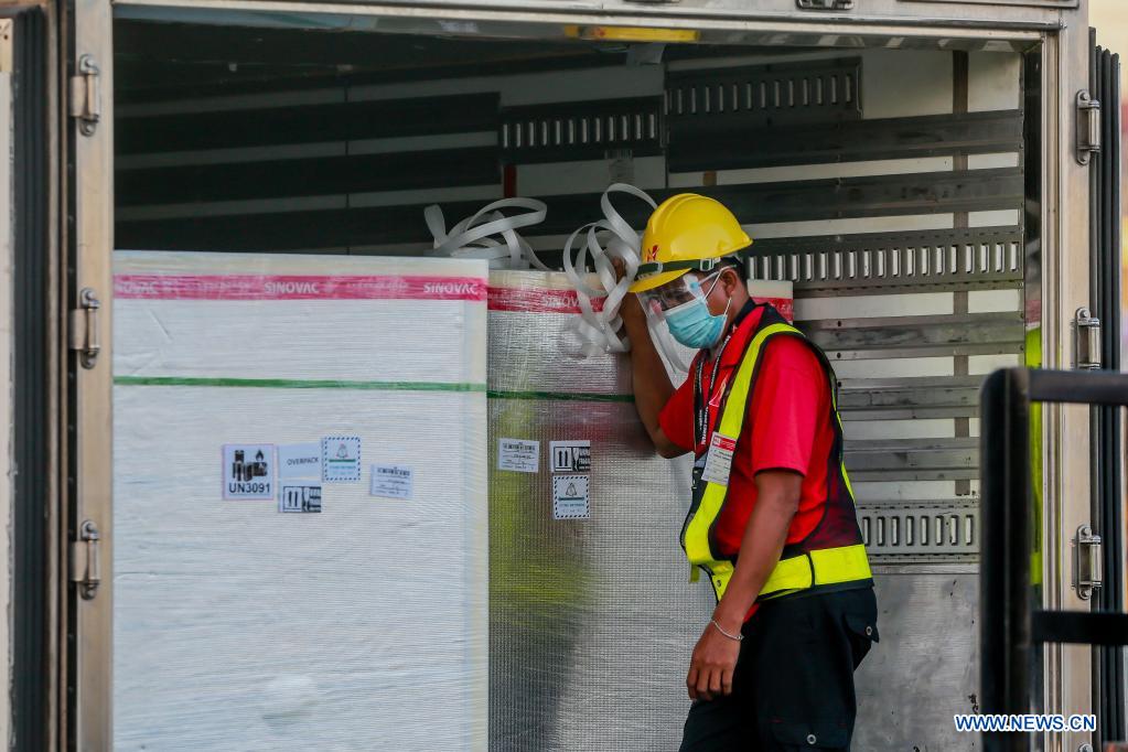 Les Philippines re?oivent un second lot de vaccins de Sinovac achetés à la Chine