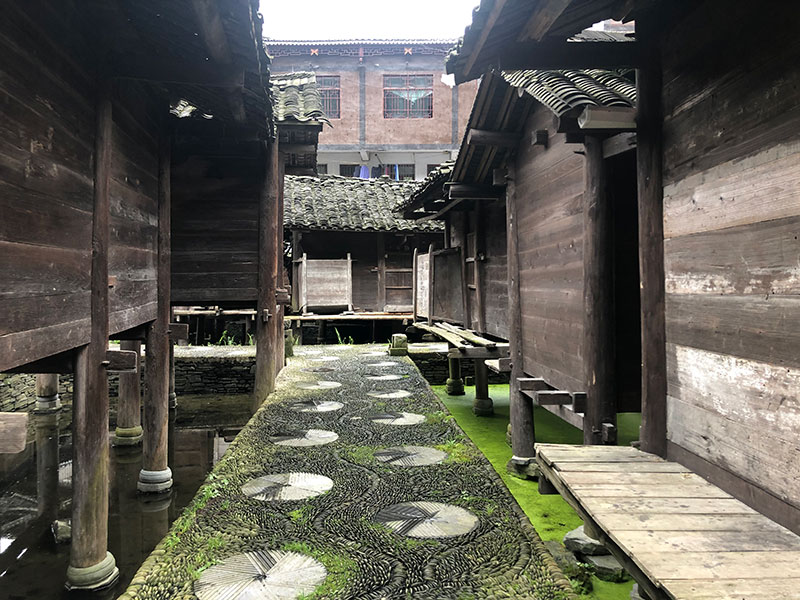 Guizhou :pourquoi construire des greniers sur l'eau ?