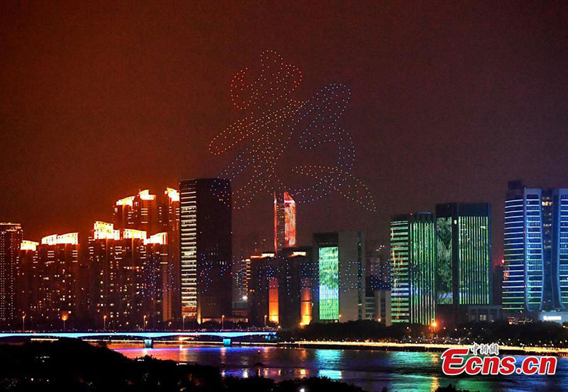 Un spectacle de drones organisé à Fuzhou pour saluer le 4e Sommet de la Chine numérique