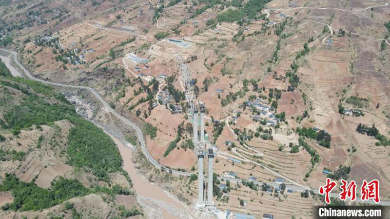 L'autoroute Lexi dans le Sichuan, reliant les montagnes Da Liangshan et Xiao Liangshan