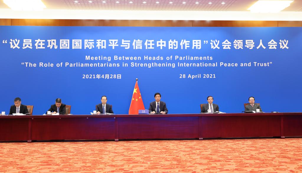 Le plus haut législateur chinois met l'accent sur le r?le des organes législatifs pour les relations entre Etats