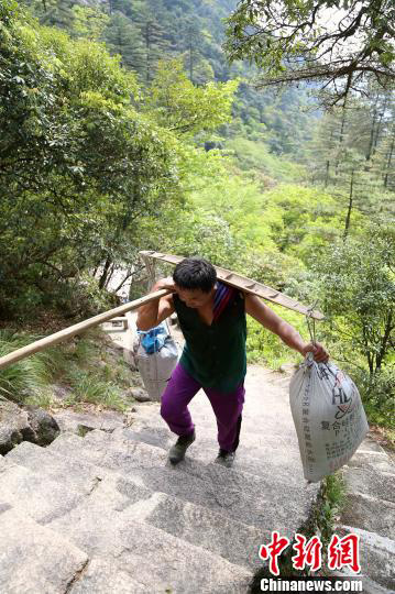 Les porteurs des monts Huangshan, un ? paysage humain ? au sommet de montagne