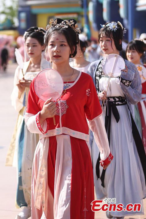 La culture traditionnelle et la culture populaire se rencontrent à la Happy Valley de Nanjing