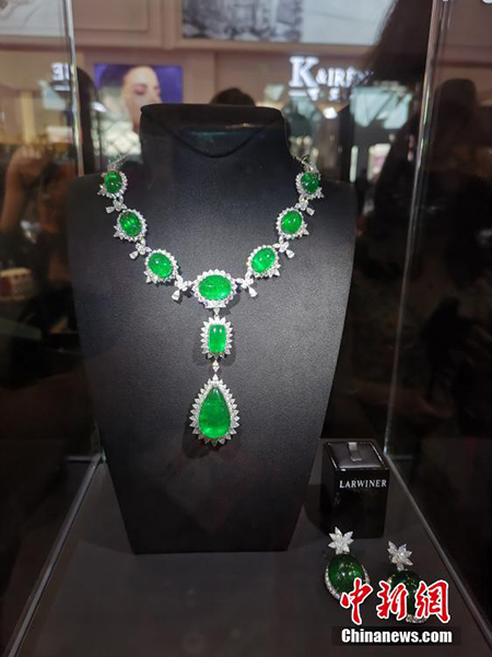 Le seul ensemble de bijoux en diamants et émeraudes du monde présentés à l'Exposition internationale des biens de consommation de Chine à Hainan