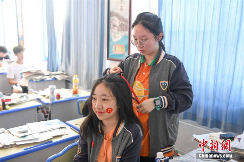 à l'approche du Gaokao, les candidats encouragés sous de multiples formes dans toute la Chine