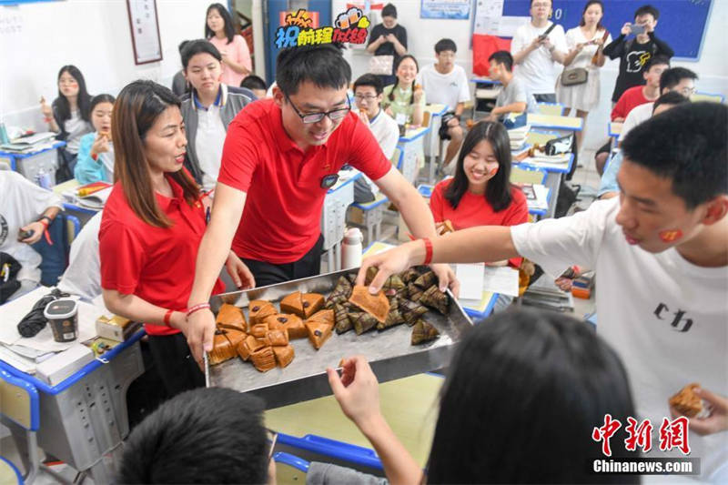 à l'approche du Gaokao, les candidats encouragés sous de multiples formes dans toute la Chine