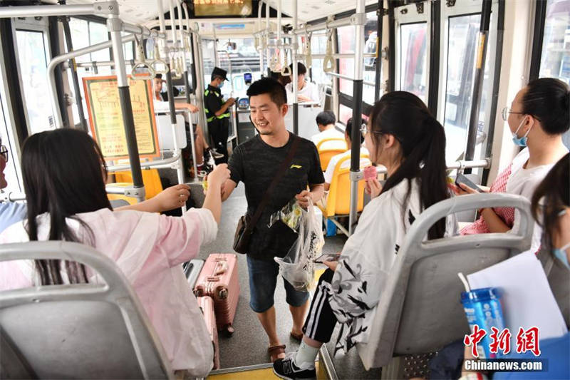 à l'approche du Gaokao, les candidats encouragés sous de multiples formes dans toute la Chine