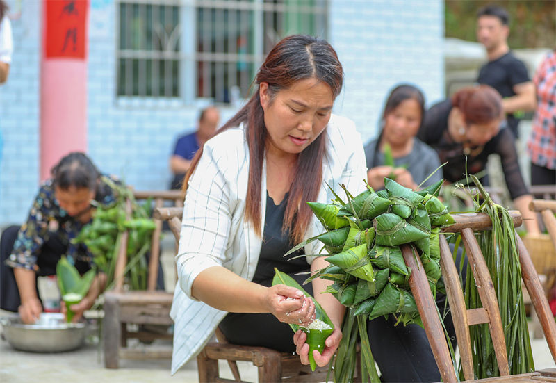 Un concours de fabrication de zongzi organisé dans le Guizhou