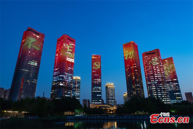 Des gratte-ciel de Beijing s'illuminent pour le 100e anniversaire du PCC du 1er juillet