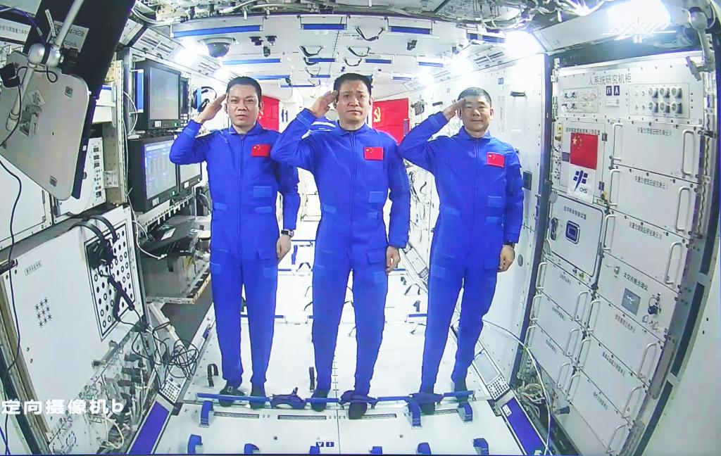 Xi Jinping parle avec les astronautes stationnés dans le module central de la station spatiale
