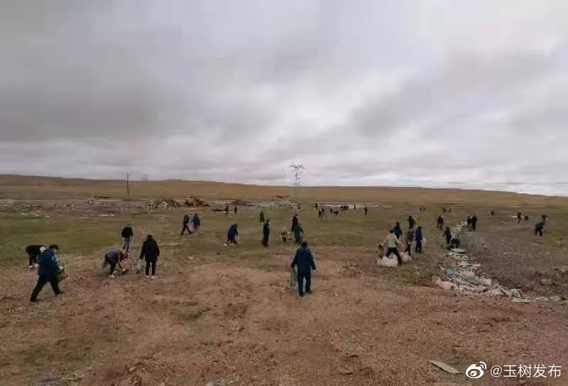 Détritus nettoyés le long d'une autoroute