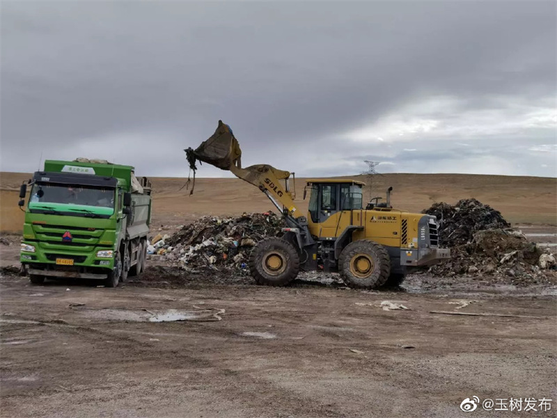 Détritus nettoyés le long d'une autoroute