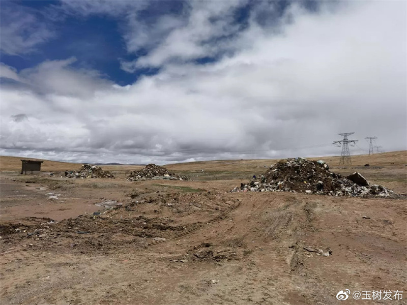 Détritus nettoyés le long d'une autoroute