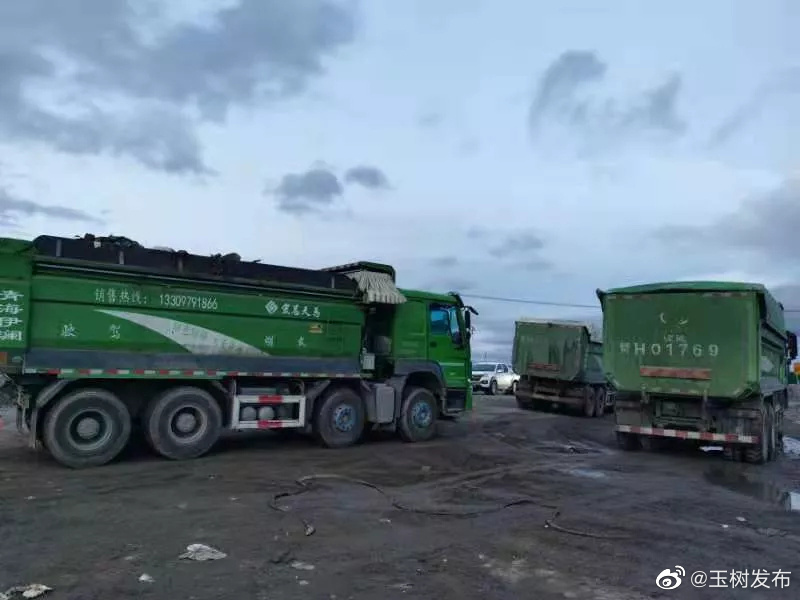 Détritus nettoyés le long d'une autoroute