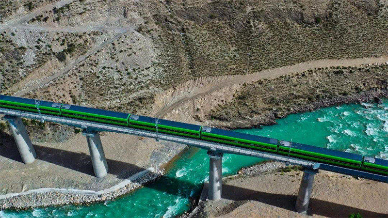 Le chemin de fer Lhassa-Nyingchi au Tibet entre officiellement en service