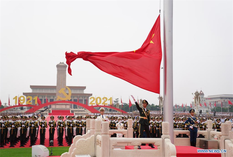 Cérémonie de lever du drapeau sur la place Tian'anmen lors de la cérémonie marquant le centenaire du PCC