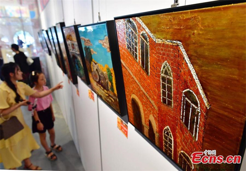 Des élèves ajoutent des éléments créatifs aux laques de Fuzhou