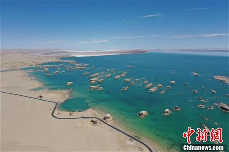 Le magnifique paysage des yardangs sortant des eaux dans le bassin du Qaidam, dans la province du Qinghai