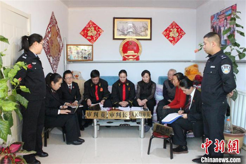 Une juge mongole galope à cheval dans les prairies du nord de la Chine pour aller traiter des dossiers