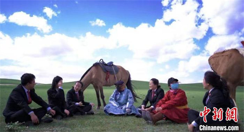 Une juge mongole galope à cheval dans les prairies du nord de la Chine pour aller traiter des dossiers