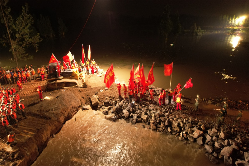 Henan : une section d'une digue le long de la rivière Weihe en crue réparée