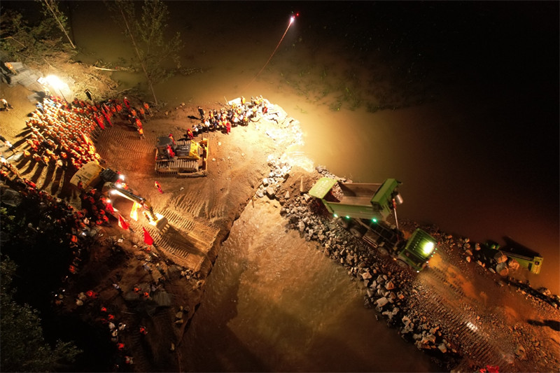 Henan : une section d'une digue le long de la rivière Weihe en crue réparée